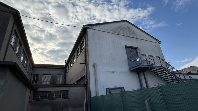 ARCELLA – STAZIONE  STRUTTURA COMMERCIALE con scoperto.

Comodo alla stazione dei treni, al centr...