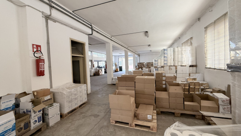 ARCELLA – STAZIONE  STRUTTURA COMMERCIALE con scoperto.

Comodo alla stazione dei treni, al centr...