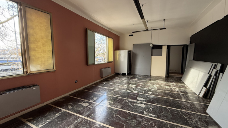 ARCELLA – STAZIONE  STRUTTURA COMMERCIALE con scoperto.

Comodo alla stazione dei treni, al centr...