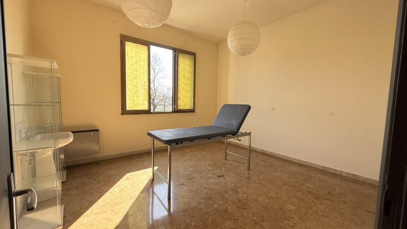 ARCELLA – STAZIONE  STRUTTURA COMMERCIALE con scoperto.

Comodo alla stazione dei treni, al centr...