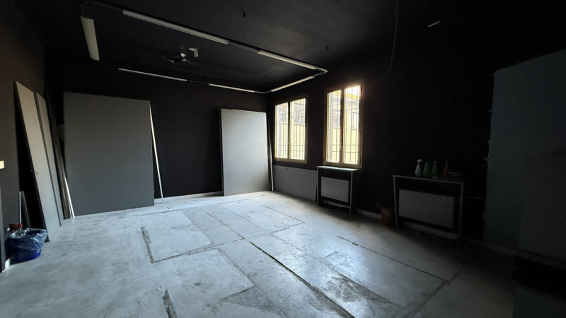 ARCELLA – STAZIONE  STRUTTURA COMMERCIALE con scoperto.

Comodo alla stazione dei treni, al centr...