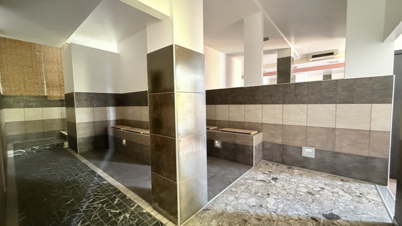 ARCELLA – STAZIONE  STRUTTURA COMMERCIALE con scoperto.

Comodo alla stazione dei treni, al centr...