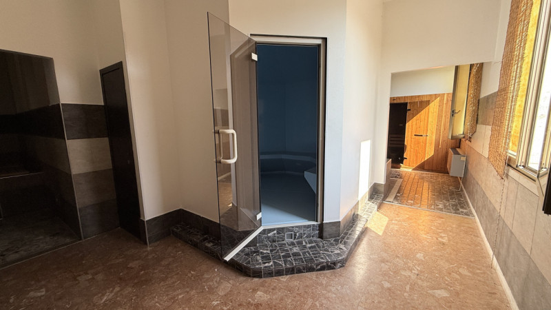 ARCELLA – STAZIONE  STRUTTURA COMMERCIALE con scoperto.

Comodo alla stazione dei treni, al centr...