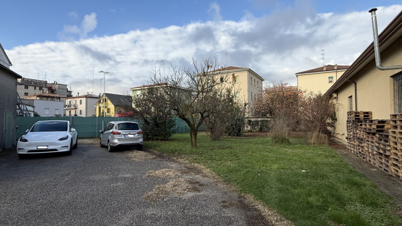 ARCELLA – STAZIONE  STRUTTURA COMMERCIALE con scoperto.

Comodo alla stazione dei treni, al centr...