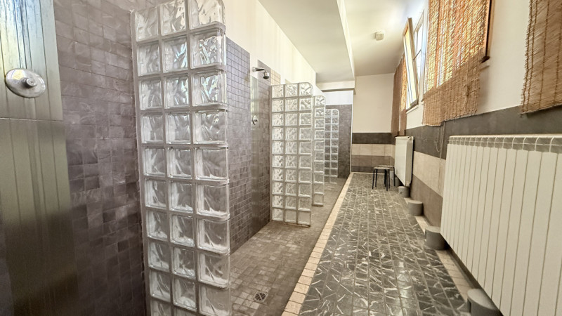 ARCELLA – STAZIONE  STRUTTURA COMMERCIALE con scoperto.

Comodo alla stazione dei treni, al centr...