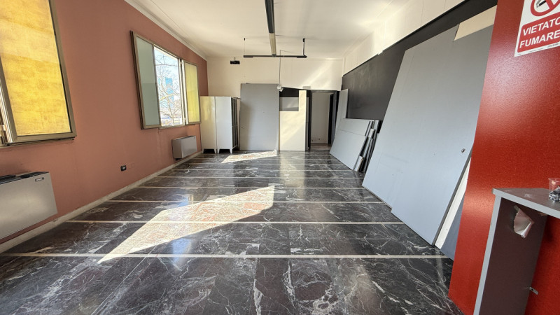 ARCELLA – STAZIONE  STRUTTURA COMMERCIALE con scoperto.

Comodo alla stazione dei treni, al centr...