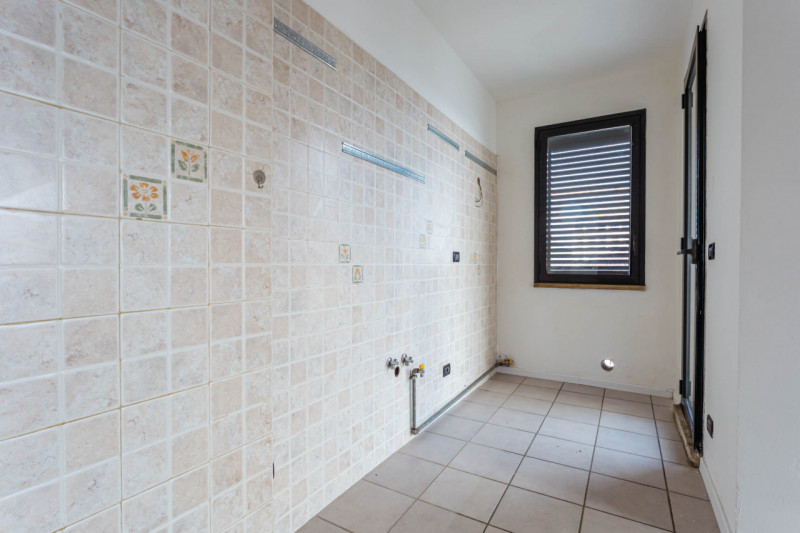 In vendita a Montegrotto Terme, proponiamo un elegante appartamento situato al terzo piano di un ...