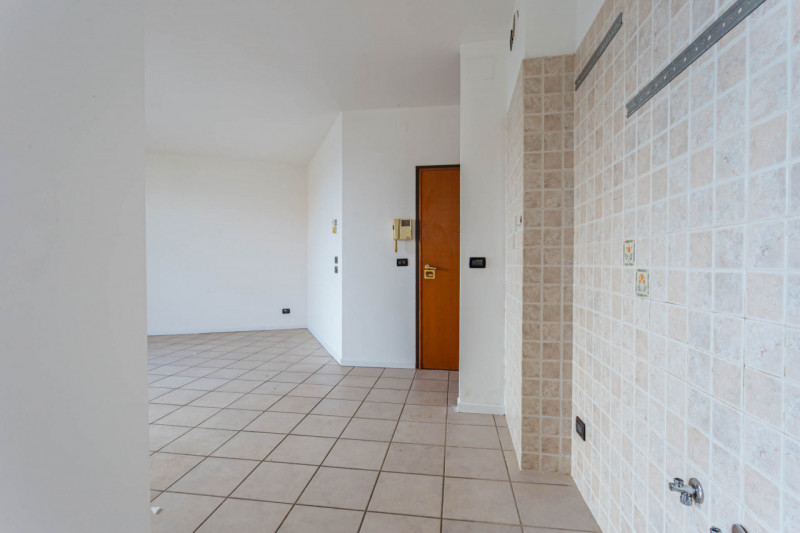 In vendita a Montegrotto Terme, proponiamo un elegante appartamento situato al terzo piano di un ...