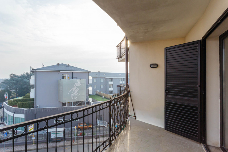 In vendita a Montegrotto Terme, proponiamo un elegante appartamento situato al terzo piano di un ...