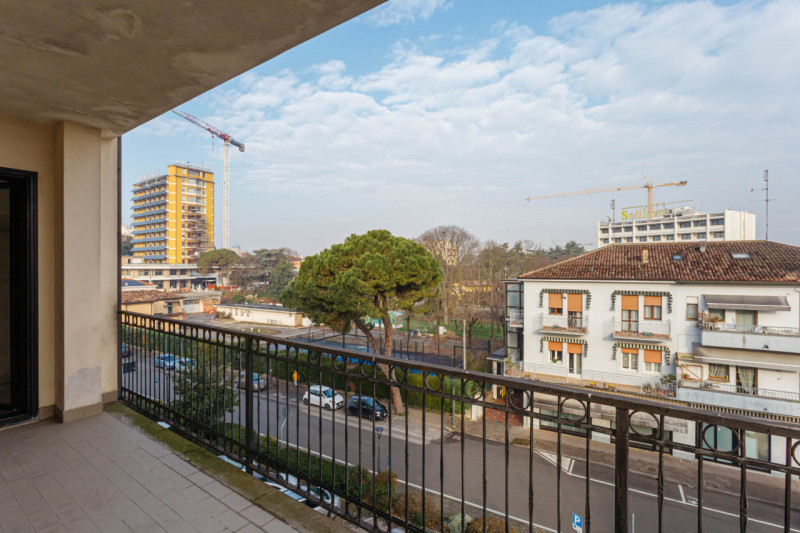 In vendita a Montegrotto Terme, proponiamo un elegante appartamento situato al terzo piano di un ...