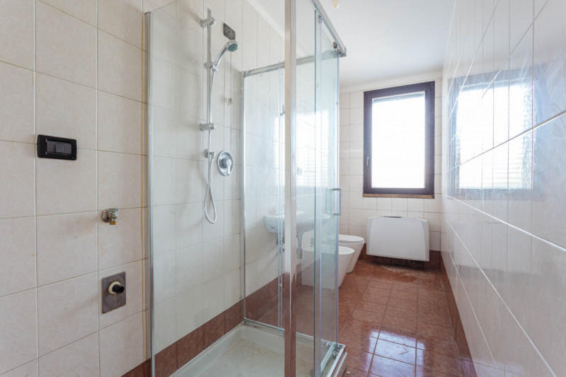 In vendita a Montegrotto Terme, proponiamo un elegante appartamento situato al terzo piano di un ...