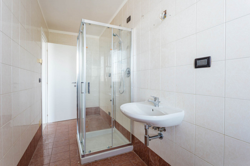 In vendita a Montegrotto Terme, proponiamo un elegante appartamento situato al terzo piano di un ...