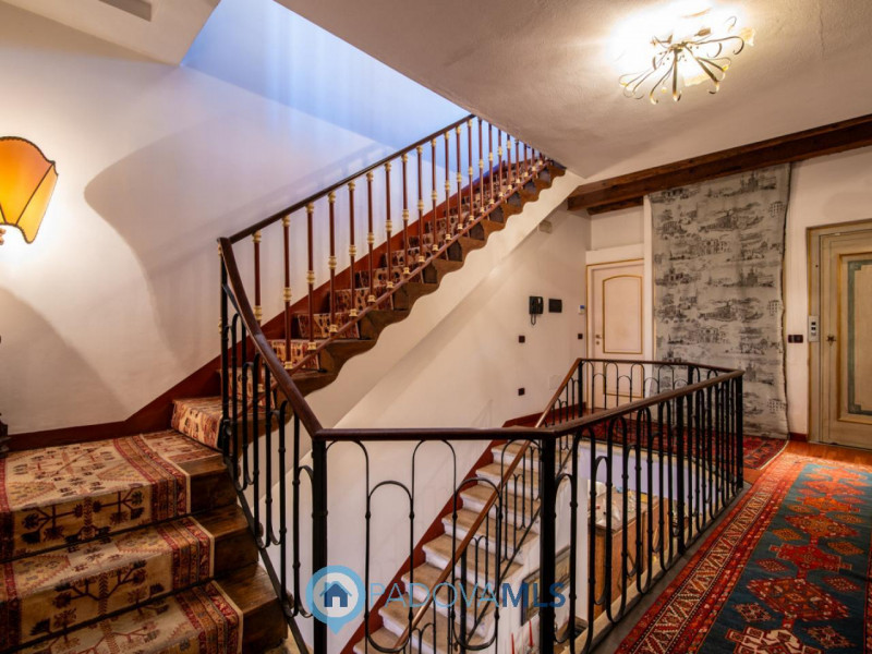 Immobile in esclusiva al Gruppo Padova MLS
Elegante palazzetto terra-cielo completamente ristrutt...
