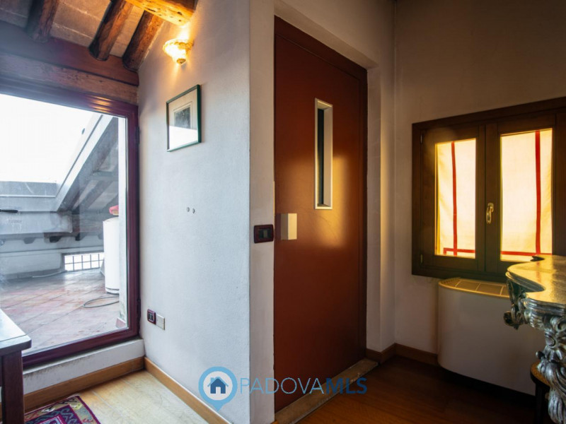 Immobile in esclusiva al Gruppo Padova MLS
Elegante palazzetto terra-cielo completamente ristrutt...