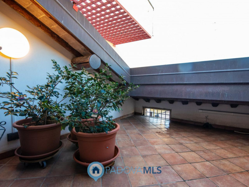Immobile in esclusiva al Gruppo Padova MLS
Elegante palazzetto terra-cielo completamente ristrutt...