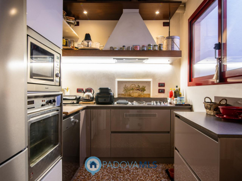 Immobile in esclusiva al Gruppo Padova MLS
Elegante palazzetto terra-cielo completamente ristrutt...