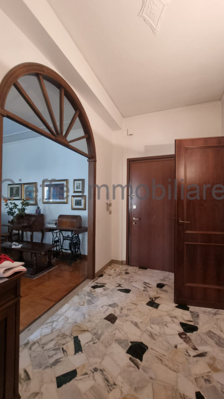 Scopri questo affascinante appartamento quadrilocale situato nel cuore di Santa Croce, una delle ...