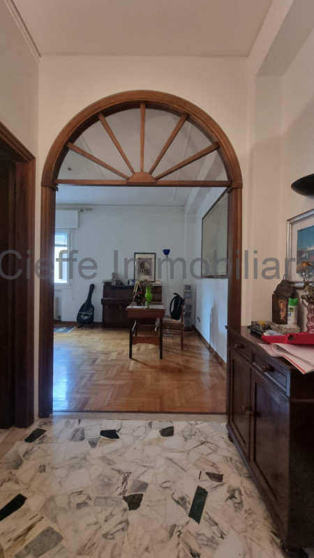 Scopri questo affascinante appartamento quadrilocale situato nel cuore di Santa Croce, una delle ...