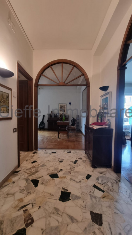 Scopri questo affascinante appartamento quadrilocale situato nel cuore di Santa Croce, una delle ...