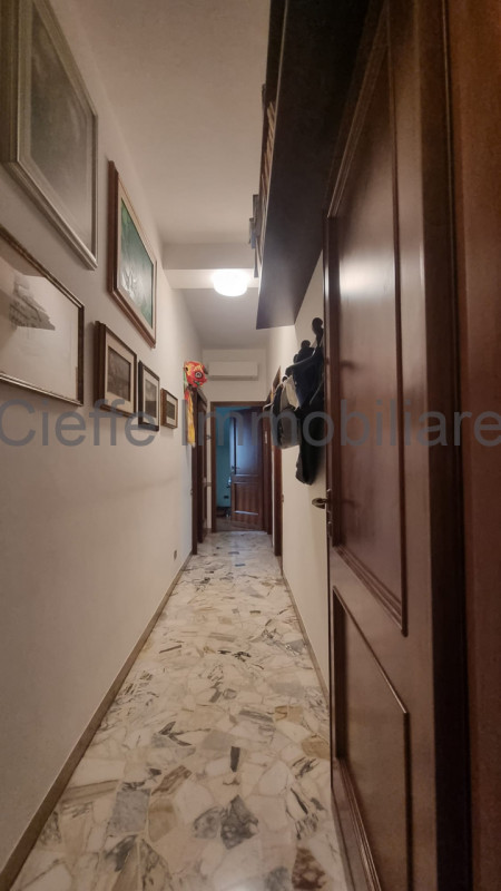 Scopri questo affascinante appartamento quadrilocale situato nel cuore di Santa Croce, una delle ...