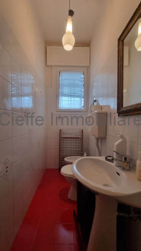 Scopri questo affascinante appartamento quadrilocale situato nel cuore di Santa Croce, una delle ...