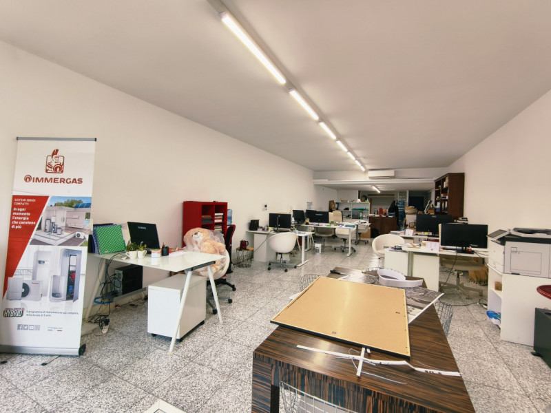 Vendesi negozio di circa 200mq in posizione strategica tra il centro di Abano Terme e Montegrotto...