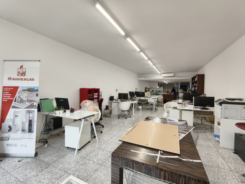 Vendesi negozio di circa 200mq in posizione strategica tra il centro di Abano Terme e Montegrotto...