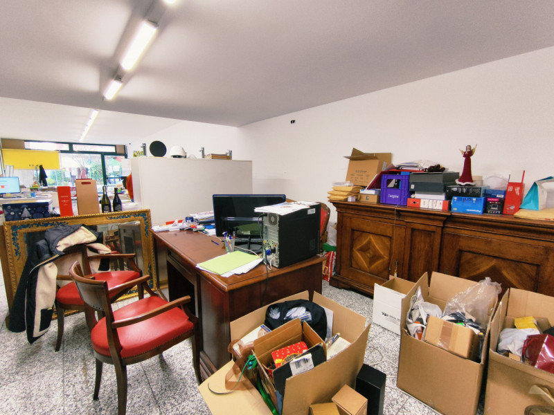 Vendesi negozio di circa 200mq in posizione strategica tra il centro di Abano Terme e Montegrotto...