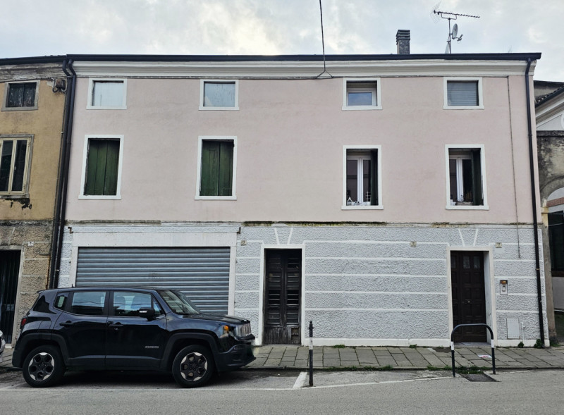 In centro a Este, proponiamo in vendita una rara soluzione indipendente cielo-terra. L'immobile s...