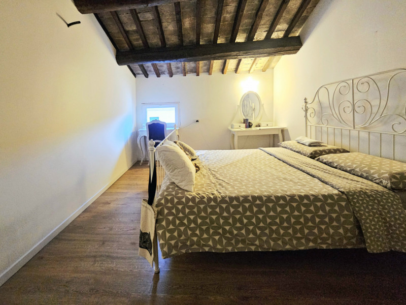 In centro a Este, proponiamo in vendita una rara soluzione indipendente cielo-terra. L'immobile s...