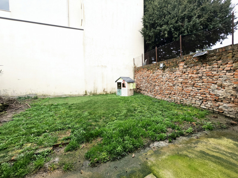 In centro a Este, proponiamo in vendita una rara soluzione indipendente cielo-terra. L'immobile s...