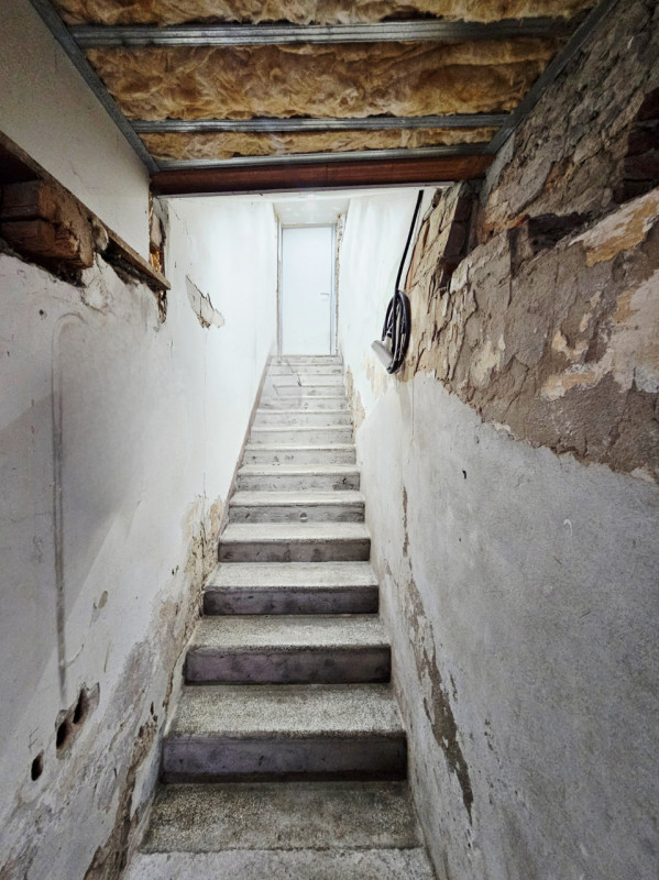 In centro a Este, proponiamo in vendita una rara soluzione indipendente cielo-terra. L'immobile s...