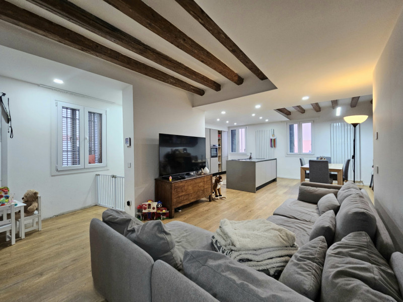 In centro a Este, proponiamo in vendita una rara soluzione indipendente cielo-terra. L'immobile s...