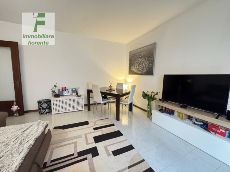 In quartiere residenziale...poco distante dalla fermata dell'autobus...in piccola palazzina...app...