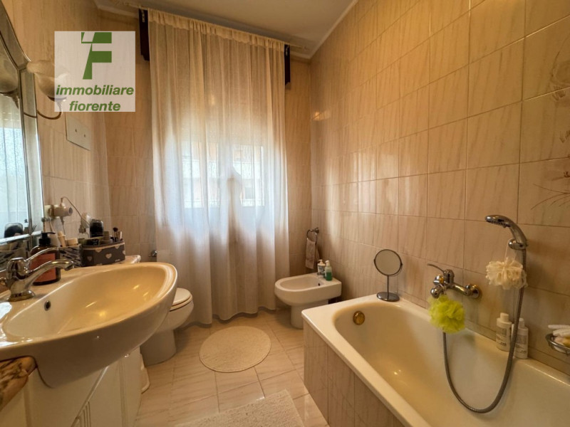 In quartiere residenziale...poco distante dalla fermata dell'autobus...in piccola palazzina...app...