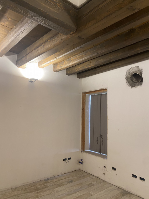 Proponiamo Attico da "personalizzare" in centro storico a Piove di Sacco, composto di: ampio e lu...