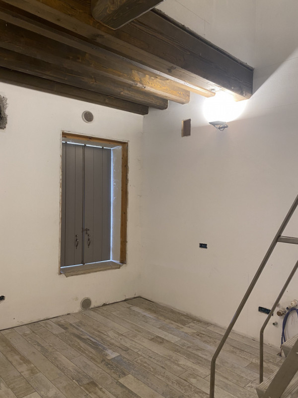 Proponiamo Attico da "personalizzare" in centro storico a Piove di Sacco, composto di: ampio e lu...