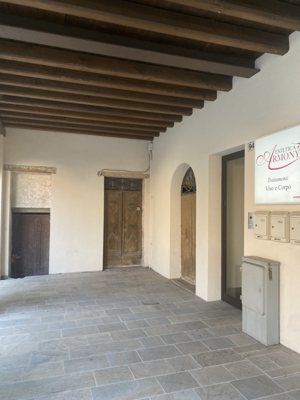 Proponiamo Attico da "personalizzare" in centro storico a Piove di Sacco, composto di: ampio e lu...