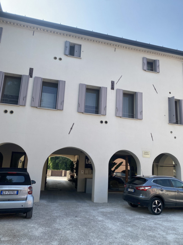 Proponiamo Attico da "personalizzare" in centro storico a Piove di Sacco, composto di: ampio e lu...