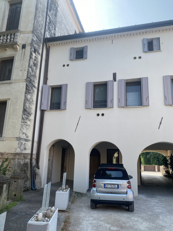 Proponiamo Attico da "personalizzare" in centro storico a Piove di Sacco, composto di: ampio e lu...