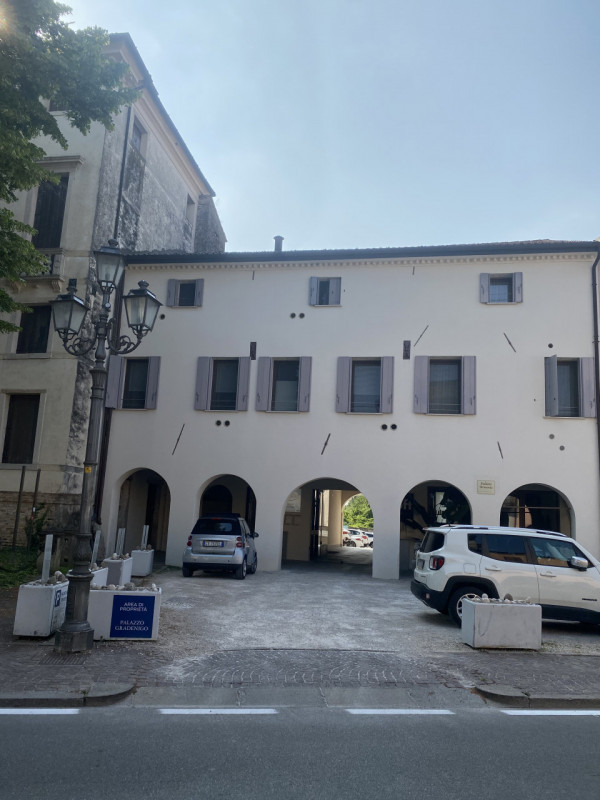 Proponiamo Attico da "personalizzare" in centro storico a Piove di Sacco, composto di: ampio e lu...