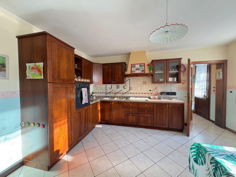 Zenson di Piave - (TV)
Scoprite questa graziosa porzione di bifamiliare situata nel tranquillo co...