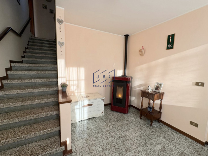 Zenson di Piave - (TV)
Scoprite questa graziosa porzione di bifamiliare situata nel tranquillo co...