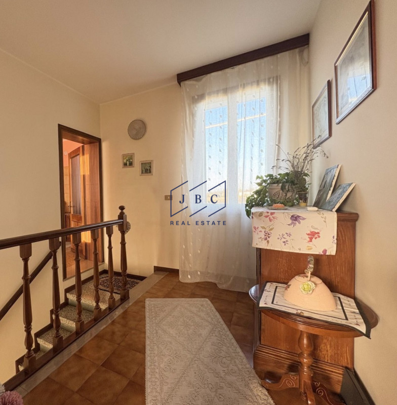 Zenson di Piave - (TV)
Scoprite questa graziosa porzione di bifamiliare situata nel tranquillo co...