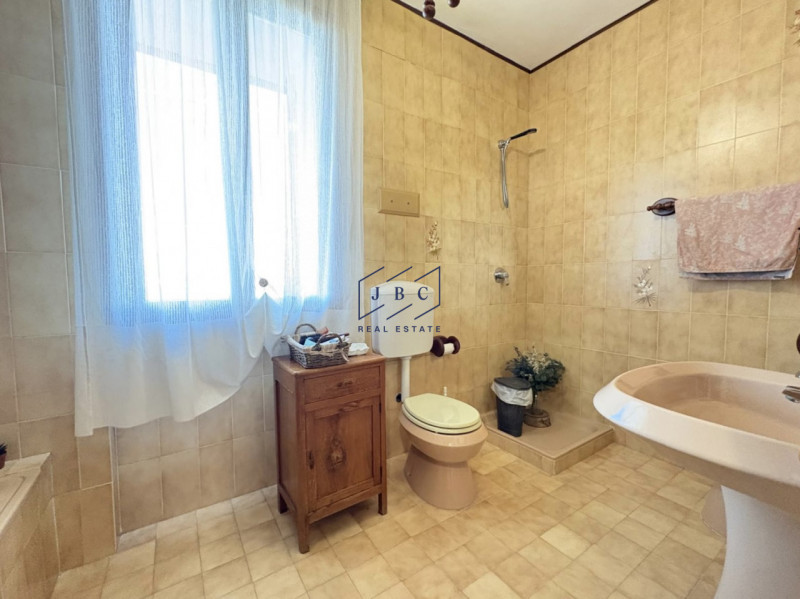 Zenson di Piave - (TV)
Scoprite questa graziosa porzione di bifamiliare situata nel tranquillo co...