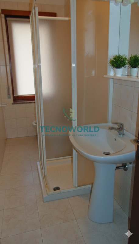 Scopri il tuo nuovo rifugio nel cuore di Marano Vicentino! Questo accogliente appartamento biloca...