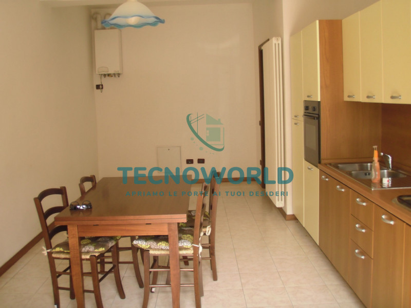 Scopri il tuo nuovo rifugio nel cuore di Marano Vicentino! Questo accogliente appartamento biloca...