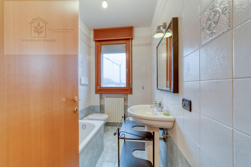 In vendita a Padova, nel cuore della tranquilla e residenziale zona Cave, proponiamo uno splendid...