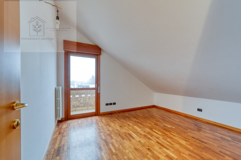 In vendita a Padova, nel cuore della tranquilla e residenziale zona Cave, proponiamo uno splendid...