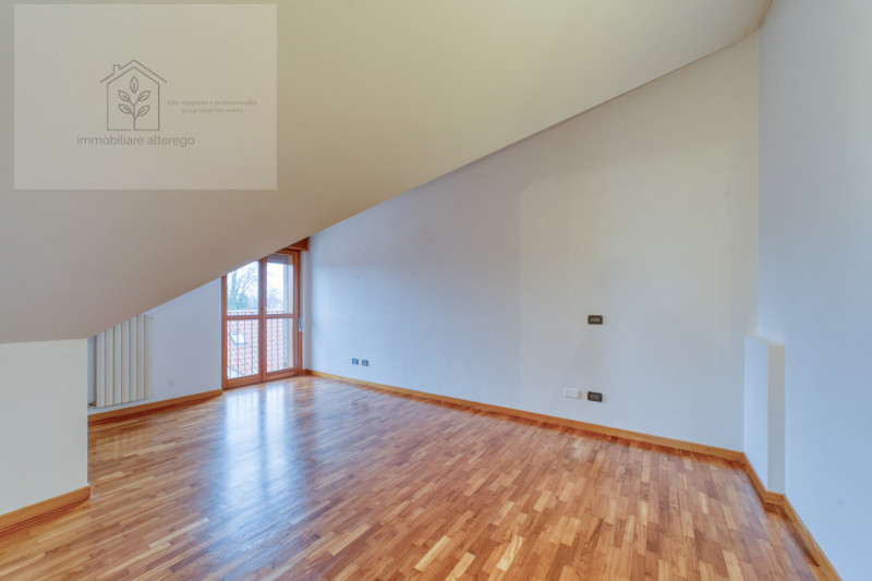 In vendita a Padova, nel cuore della tranquilla e residenziale zona Cave, proponiamo uno splendid...